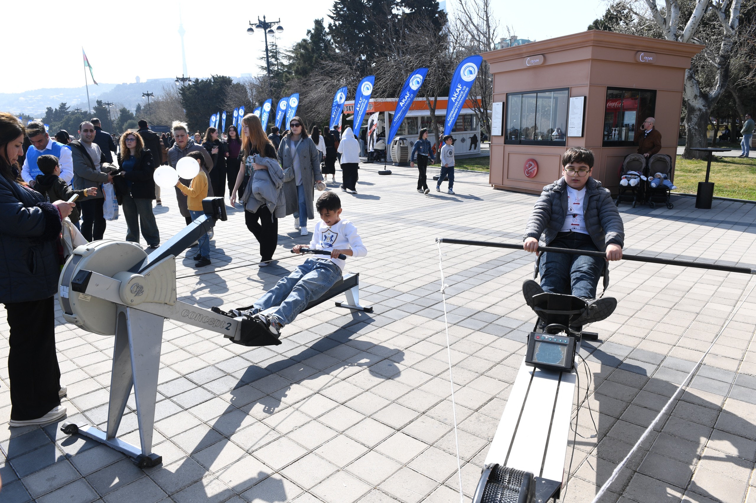 Bakıda Xəzərin suları avarçəkmə və yelkənli qayıqlarla bəzəndi (FOTO)